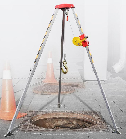救援三脚架上配备手摇绞盘的原因